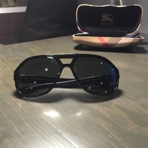 NWOT Burberry plastic aviators with case