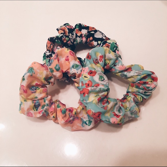 3 FLORAL Scrunchies🌻🌸