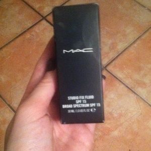 MAC studio fix liquid foundation