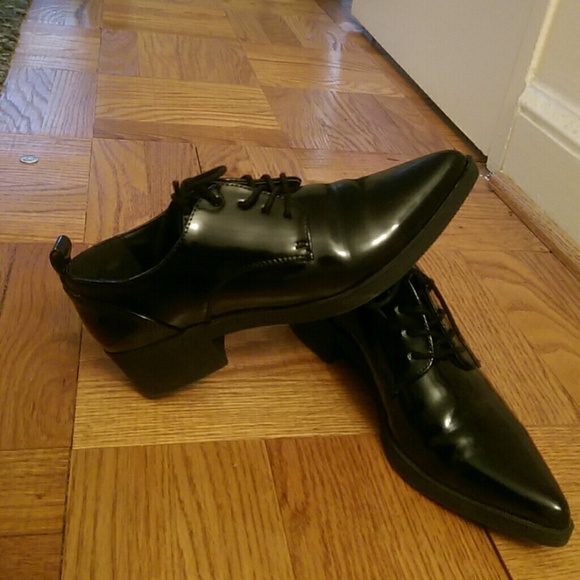 Oxford shoes & fitted Zara dress