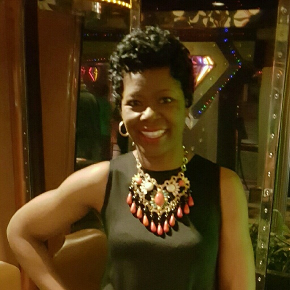 Meet your Posher, Selena - Picture 1 of 1