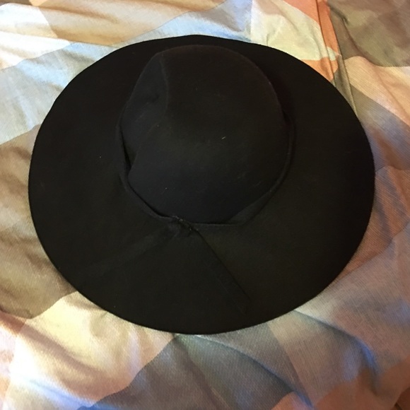 Black sun hat