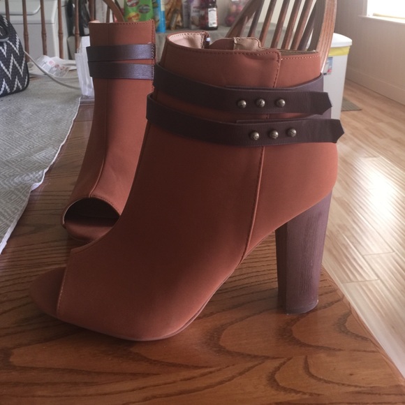 Camel/luggage open toe booties