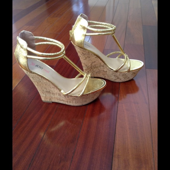 Gorgeous NWOT Gold Wedge 7.5