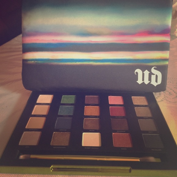 Urban Decay Other - Urban decay 20 beautiful eye shadow colors