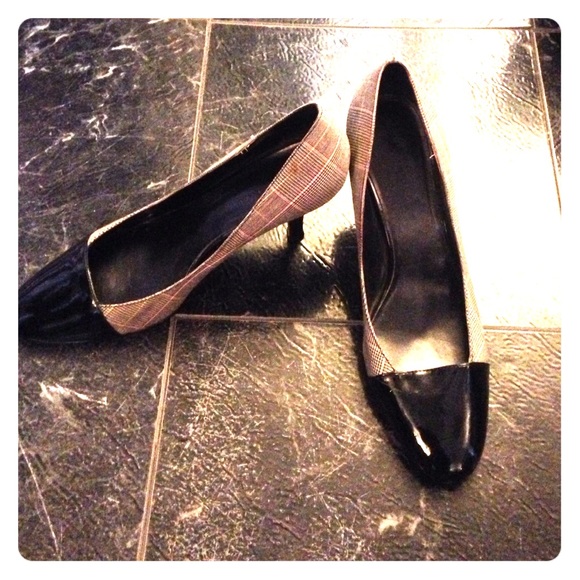Plaid design pumps