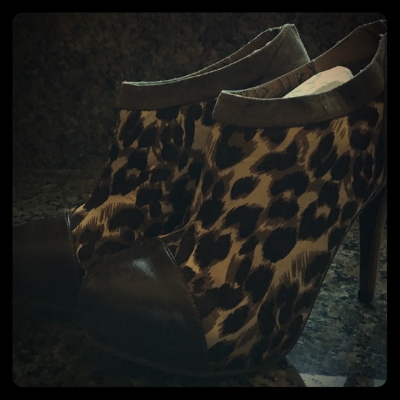 Dollhouse leopard print Booties