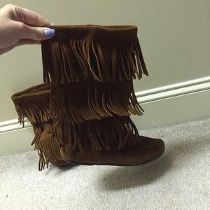 Minnetonka 3 layer fringe boots☺️💛
