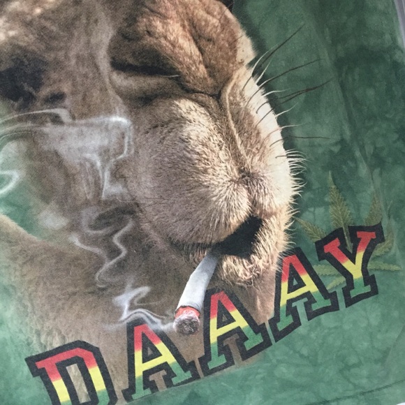 SOLD💚HEEEEMP DAYY SHIRT💚 - Picture 3 of 4