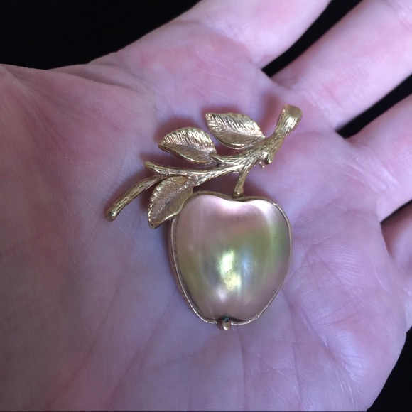 Vintage SARAH COV Apple pin - Picture 4 of 4