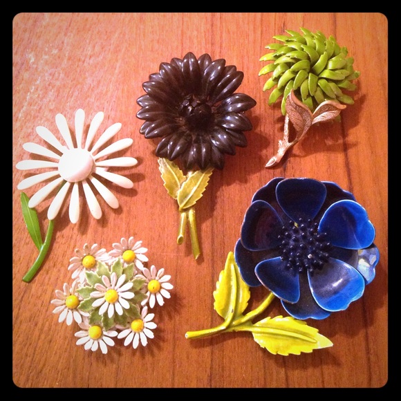 Vintage Enamel Flower Brooches. Bundle of 5.