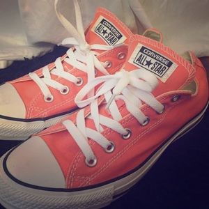 LIGHTLY WORN CORAL COLORED CONVERSE !!!!!!!!