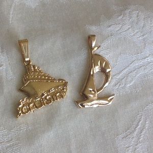 Gold plated nautical charm set.