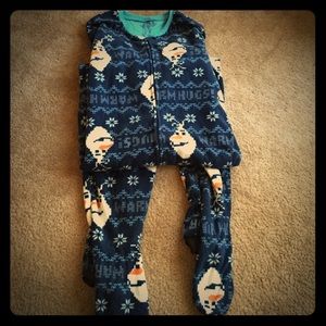 LAST DAY! NWOT Disney's Olaf footie PJs ☃
