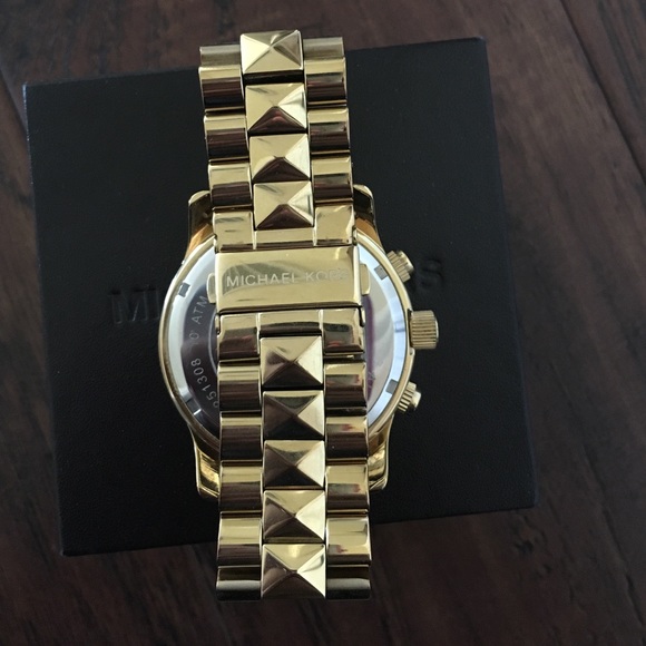 🚨SOLD🚨Michael Kors Oversize Pyramid-Stud Watch - Picture 2 of 4