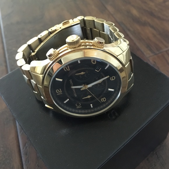 🚨SOLD🚨Michael Kors Oversize Pyramid-Stud Watch - Picture 3 of 4