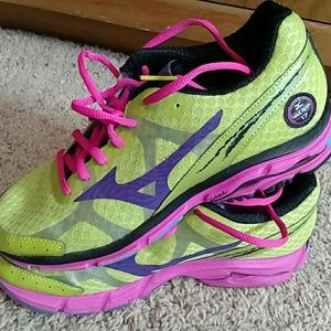 Barely worn Mizuno  Running Shoes/Shirt