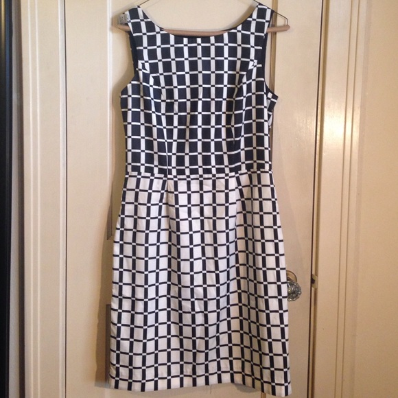 Black and off white banana republic dress - Picture 2 of 4