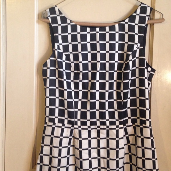 Black and off white banana republic dress - Picture 3 of 4