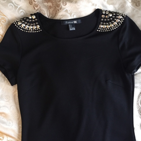 Short sleeve jewel shoulder shirt