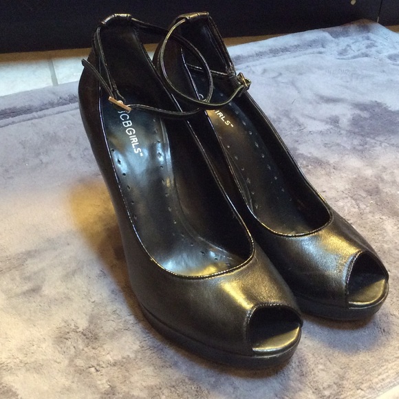 Peep toe black pumps