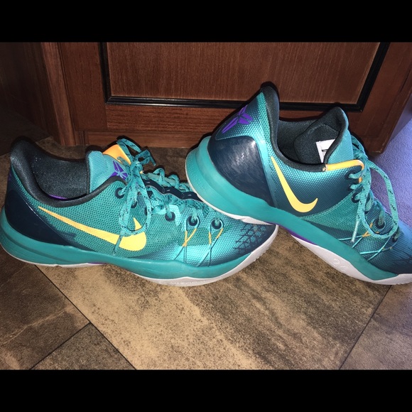 Nike Sneakers - Picture 2 of 3