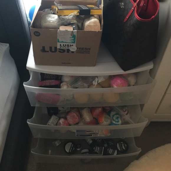 Meet your Posher🖖🏾💁🏽🌺 - Picture 4 of 4