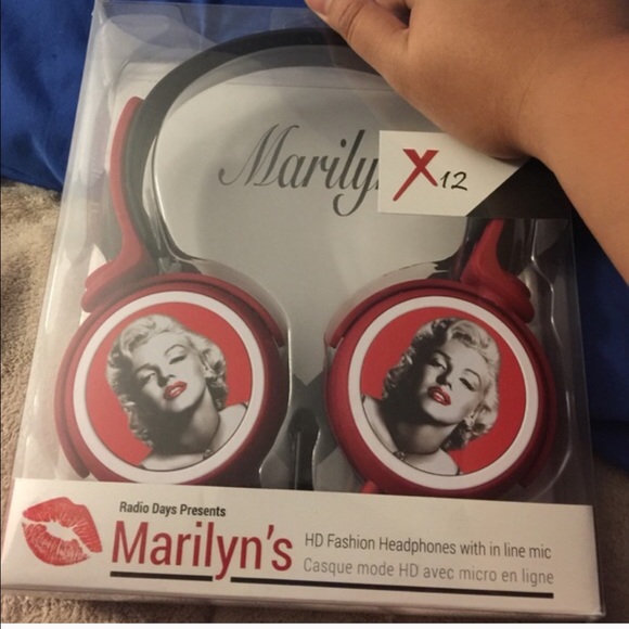 Marilyn Monroe headphone
