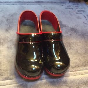 Black sanita clogs with red trim