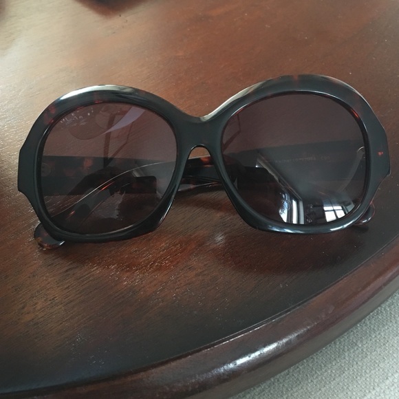 Oversized Tortoise House of Harlow sunglasses