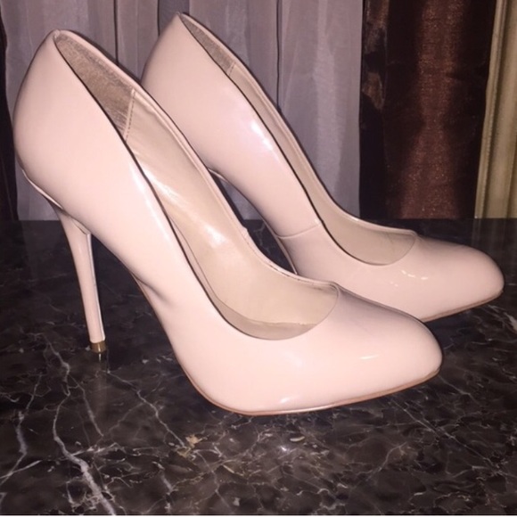 Nude pumps 💕