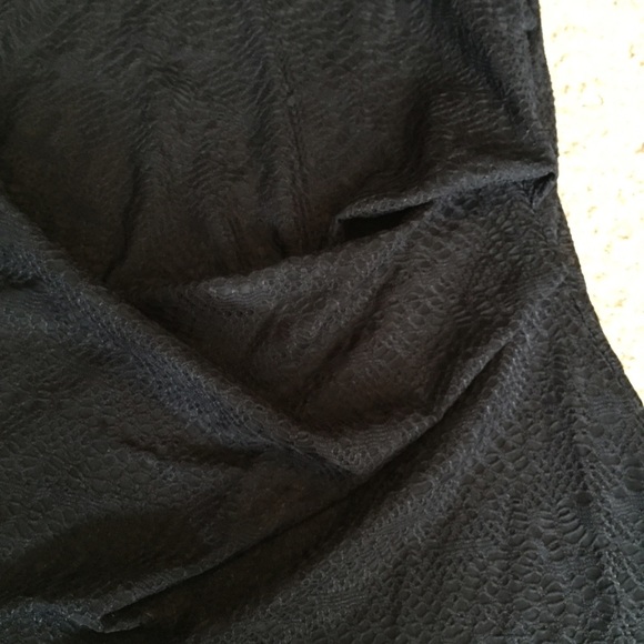 Gorgeous all-over lace sleeveless blouse - Picture 2 of 4