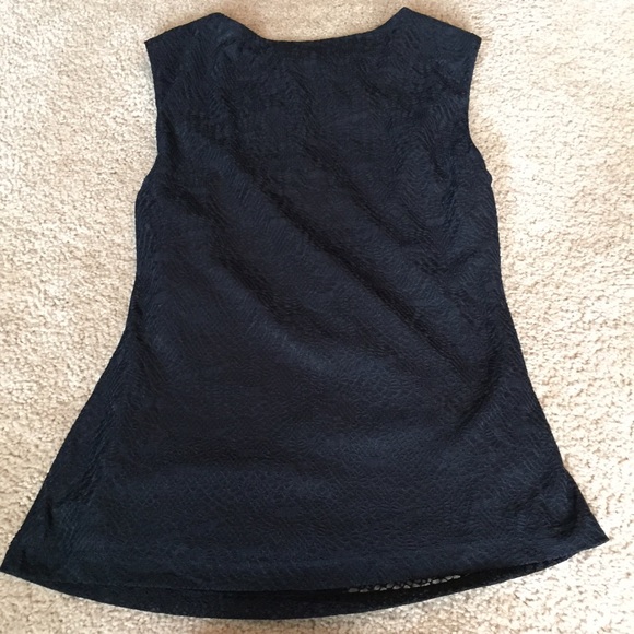 Gorgeous all-over lace sleeveless blouse - Picture 3 of 4