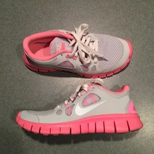 NIKE FREE 5.0 (GS). Light gray and pink. Size 4.5Y