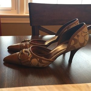 Coach pumps in light brown leather with buckle