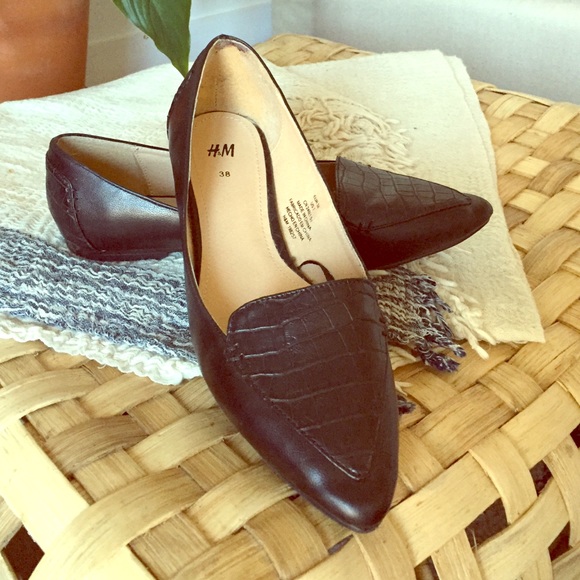 Pointy loafers with imitation crocodile look