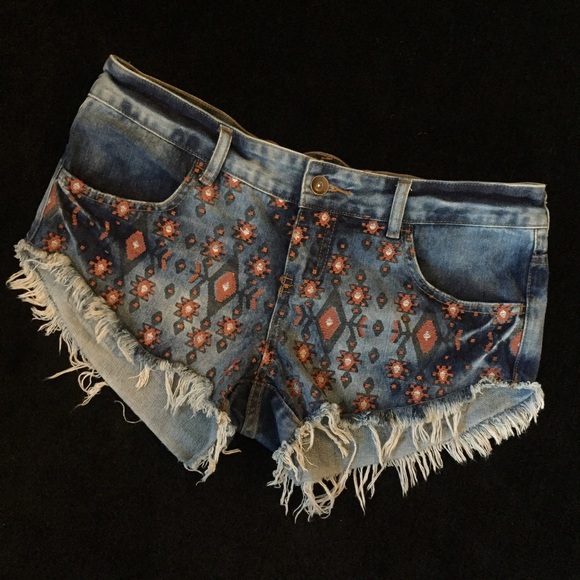 NWOT Billabong Embroidered Denim Shorts Size 28!