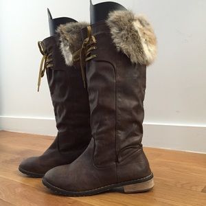 Cute winter boots with real fur detail
