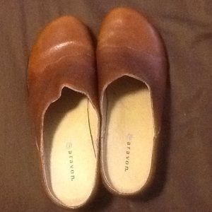 Aravon slip on heeled shoes