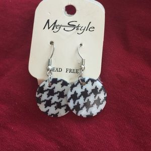 NWOT HOUNDSTOOTH EARRINGS