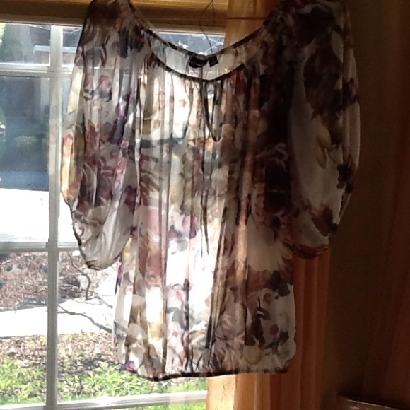 Ana floral sheer blouse. - Picture 2 of 5