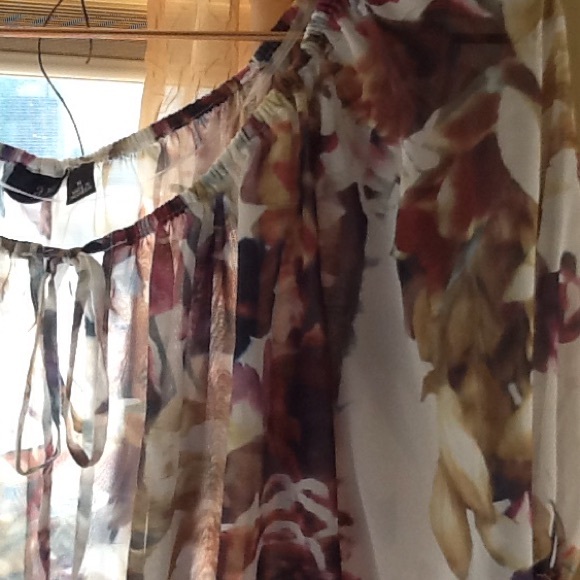 Ana floral sheer blouse. - Picture 3 of 5