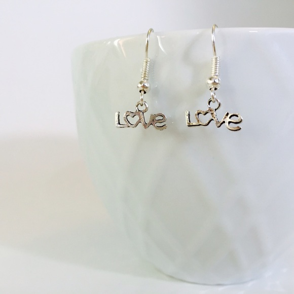 ❤️ Dainty "love" earrings