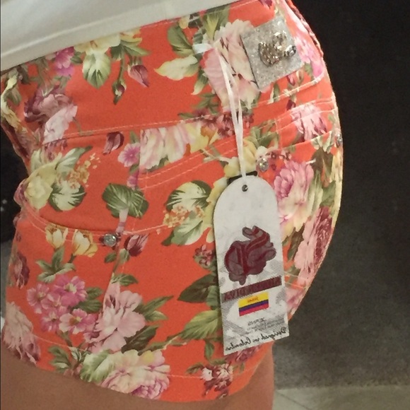 Push Up Shorts - Picture 3 of 4