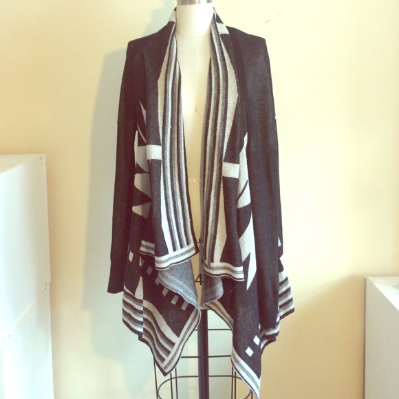 Black and white tribal pattern topper