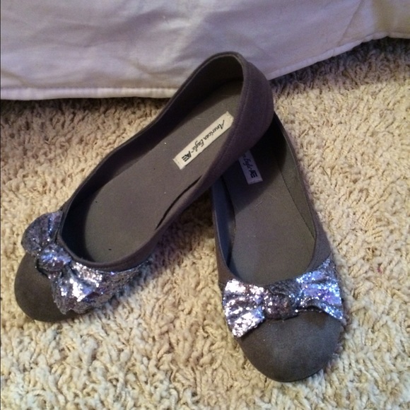 American Eagle-size 7 1/2 flats with sparkly bow