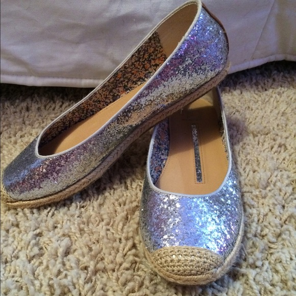 New Directions-size 8 1/2 silver glitter flats