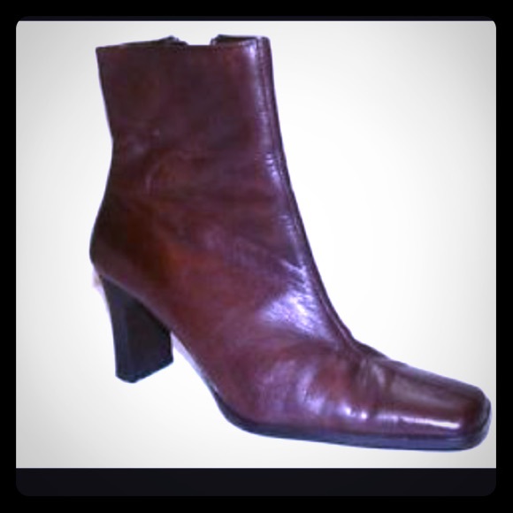 DIBA BROWN LEATHER BOOTS. Size 11M