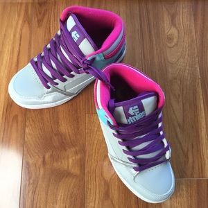 Clean, Sexy, Cool Etnies seeking a girl to match!