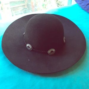 Black floppy Kendal and Kylie hat